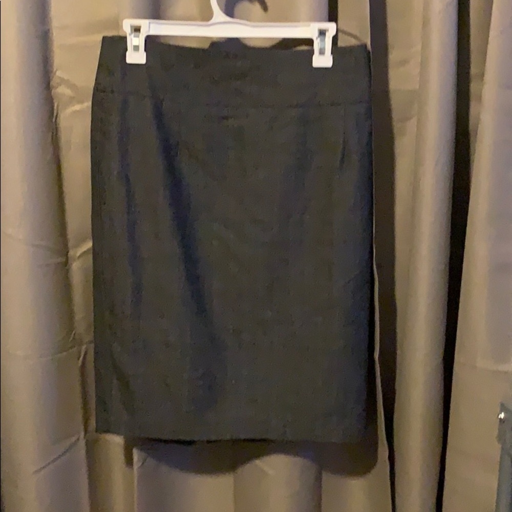 Knew length skirt